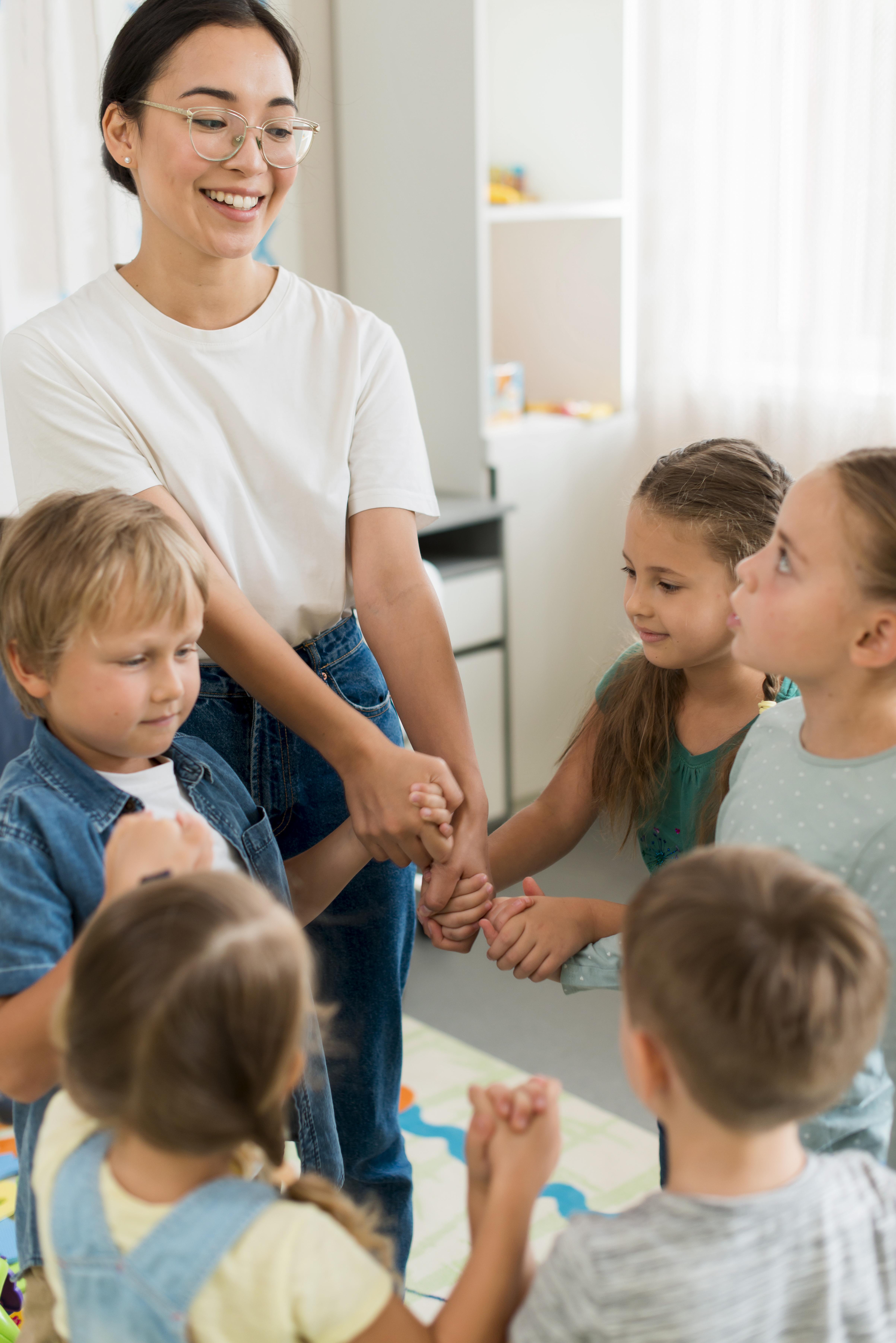 Profesora jugando con sus alumnos